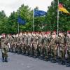 Appell bei der Division Luftbewegliche Operationen in der Balthasar-Neumann-Kaserne in Veitshöchheim: Generalmajor Carl-Hubertus von Butler und Generalmajor a. D. Manfred Eisele schreiten die Front der Soldaten ab, die für mehr als vier Monate zum Friedensdienst in den Kosovo müssen.