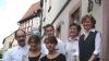 Sie sind das Familienteam der heutigen Generation Wirth im Gasthaus „Löwen“ in Rieneck: (von links) Chef Horst Wirth mit seinen Töchtern Ivonne (16) und Patricia (14), seine Mutter Trudel Wirth, sowie Ehefrau Ingeborg Wirth. Hinten der Koch-Azubi Arta Fetahoglu.