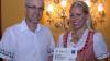 Gewinner aus Tauberfranken: Bei der Prämierung der besten badischen Bioweine 2007 in Freiburg gelang es dem Öko-Weingut Elisabeth und Norbert Geier aus Königheim, gleich zwei Urkunden zu erringen. Das Foto zeigt Norbert Geier und die Badische Weinprinzessin Julica Renn.