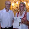 Gewinner aus Tauberfranken: Bei der Prämierung der besten badischen Bioweine 2007 in Freiburg gelang es dem Öko-Weingut Elisabeth und Norbert Geier aus Königheim, gleich zwei Urkunden zu erringen. Das Foto zeigt Norbert Geier und die Badische Weinprinzessin Julica Renn.