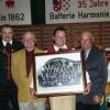 Für den Musik- und Gesangverein Wiesentheid hatten die französischen Gäste aus Rouillac ein Bild mitgebracht. Und: Hans Mathee (links) ernannten sie zum Ehren-Präsidenten. Weiter im Bild: Pierre Noblet, Wolfgang Lurati und Francis Forgeron.