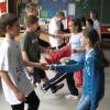 „Viermal wippen, viermal kicken“ – Schüler der Klasse 4 a der Waltherschule lernten Rock 'n' Roll bei einem schulinternen Bewegungstag. Ulrike Dittmann vom Tanzclub Rot-Gold zeigte ihnen, wie's geht.