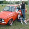Das Ford-Team Unterfranken lädt zum 2. Internationalen Ford-Event nach Altfeld. Zu bestaunen sind dabei nicht nur Oldtimer, wie dieser prächtig erhaltene 31Jahre alte Escort, sondern auch aktuelle Modelle. Während die Jungs in Altfeld schon das Festzelt im Gewerbegebiet aufrichten, freuen sich Tina, Ina und Antje (von links) auf das viertägige Festprogramm über die Pfingstfeiertage.