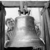 Gefängnispfarrer Hermann Eßel ist glücklich, die Insassen der Würzburger Justizvollzugsanstalt künftig mit einer Glocke zum Gottesdienst rufen zu können.