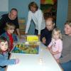 Den „1. Weltspieletag“ hatten in Obertheres Michael Keim und seine Frau Birgit, Spielautor Jürgen Then und weitere Helfer in der Turnhalle ausgerichtet. Unser Bild zeigt (von links) Diana Kohl und ihre Freundin Anna Jensch, Michael Keim, Jürgen Then, Klaus Jensch, Mona und Christine Jensch aus Untertheres.