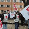 Zur „Aktiven Mittagspause“ fanden sich Ende März etwa 80 Zivilbeschäftigten der US-Army ein. Die Gewerkschaft ver.di hatte zum Protest (Pause) aufgerufen, nachdem die Arbeitgeber auf ihre Tarifforderung von fünf Prozent mit einem Angebot von „0,0 Prozent“ reagiert hatten. Nach den neuesten Entwicklungen müssen etliche Zivilbeschäftigte nun um ihren Job fürchten.