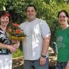 Vielen Dank für die Blumen: (von links) Monika Breunig, Ralf Mäck (Vorsitzender des St.-Johannis-Zweigvereins) und Claudia Franz (Kindergartenleitung Steinfeld).