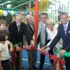 Mehr als durchschnittlich: Die Indoor-Freizeitanlage „Rudis Abenteuerland“ in der umgebauten Tennishalle des Rhön Park Hotels ist ein weiteres touristisches Angebot für Familienurlaub in der Rhön. Zur Eröffnung versammelten sich (v. links) Hoteldirektor Helmut Gräßle, der stellvertretende Landrat Helmut Will, Hausens Bürgermeister Fridolin Link, die Bundestagsvizepräsidentin Susanne Kastner und Geschäftsführer Helmut Behr.