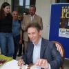 Helmut Lotti schreibt Autogramme für eine Hundertschaft Fans.
