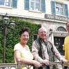 Im August öffnet das Hotel, Restaurant und Café „Alte Reichsbank“ seine Pforten. Im Bild die Betreiber Sylvia und Roland Kuch, Sohn Christian (rechts) führt die im Gebäude untergebrachte Fahrschule.
