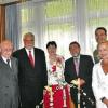 Dr. Rüdiger Doßmann, 2. von links, wurde als Leitender Arzt der Klinik Taubertal verabschiedet. Marianne Groß, Verwaltungsleiterin der Klinik Taubertal, führte seinen Nachfolger, Dr. Claus Derra, rechts, ins Amt ein.