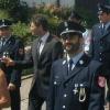 Fahnenpatin Erika Michler (von links), Schirmherr Bürgermeister Thomas Schiebel, Kommandant Stefan Witetschek, Kreisbrandmeister Walter Beyfuß, Kreisbrandinspektor Herbert Hausmann und die Gemündener Stadträte im Adelsberger Festzug.