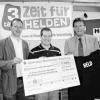 Erwin Schlereth, Vorstandsmitglied der Sparkasse Mainfranken (rechts), übergibt den Scheck der Sparkassenstiftung an Jochen Wahlen (Mitte) und Alexander Kolbow (links) vom Stadtjugendring Würzburg.