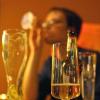 Der Griff zur Flasche, um das Leben überhaupt bewältigen zu können, erscheint einem Alkoholiker oft als einziger Ausweg.