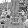 Mit einer Wassertaufe wurde der Versbacher Rathaus-Brunnen wieder in Betrieb genommen. Von links: Wolfgang Kraft, Micaela Potrawa, Apotheker Wolfgang Debes, Hugo Hartlieb, Rita Hochrein, Erwin Rieß, Erwin Krämer, Jens Kulicke und Paul Farrnkopf, beide Hochbauamt, Alfred Schäflein und Manfred Albert.