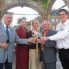 Ein Prost zur Eröffnung des Festes Wein & Gaumenfreuden unter dem Marktbrunnen (von links): Bürgermeister Ernst Stross, Weinprinzessin Theresa Schmid (Hammelburg) und Melanie Unsleber (Ramsthal), Andreas Oestemer, Präsident des Unterfränkischen Weinbauverbands und Frank Oswald vom Weinbauverein.