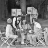 „Pension Schöller“ in Klingenberg: Kellner Jean (Kajetan Dick) bedient Klapproths Schwester (Beatrice Fago), deren Tochter (Agnieszka Kleemann) und Alfred (Daniel Soran). „Pension Schöller“ wird ab nächsten Freitag, 22. Juni, auch auf der Freilichtbühne des Fränkischen Theaters Schloss Maßbach gezeigt.