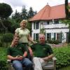Einen paradiesischen Garten haben sich Angela Fröhler-Zink und Ehemann Wolfgang Zink mit Sohn Marc in Euerdorf geschaffen.