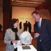 Andrea Brandl und Marc Wellmann haben die Ausstellung „Bernhard Heiliger. Die Köpfe – Symbole für eine neue Zeit“ eröffnet. Hier vor dem Kopf des großen Städtebauers Ernst May.