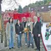 Ein Spielparadies haben Laudenbacher Bürger zusammen mit der Ochsenfurter Spielbaustelle geschaffen. Im Bild von links: Sandra Sieger und Daniela Lieblein, beide Mitglieder des Elternbeirats 2006/ 2007, „Spielmeister“ der Ochsenfurter Spielbaustelle Thomas Collet, Kindergartenleiterin Anja Muth und Bürgermeister Karlheinz Keller vor dem neu errichteten Garten im Laudenbacher Kindergarten.