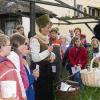 Kirchengeschichte vor 300 Jahren, szenisch dargestellt im Pfarrgarten mit dem Feilschen über den Preis einer Taufe.