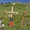 Zwei Holzkreuze, ein Stoffbär und Blumen erinnerten vor einem Jahr im Rotwand-Gebiet im Landkreis Miesbach an den Tod des Braunbären Bruno. Am 26. Juni 2006 war der Bär erschossen worden.
