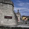 Würzburg (how)   Aufregung um ein Werbeschild an der Alten Mainbrücke: „Schleuse-Disco/Bar“ lautete die Aufschrift. Dass es eine solche Lokalität gar nicht gibt, wusste CSU-Stadtrat und Denkmalschützer Willi Dürrnagel nicht. Mehr interessierte ihn die Tatsache, dass da Werbung an einem Denkmal hing. Darauf hätten ihn Bürger hingewiesen. Dürrnagel wollte daraufhin von der Stadtverwaltung wissen, ob das Schild genehmigt und ob mit weiterer Werbung am historischen Bauwerk zu rechnen sei. Im Rathaus wusste keiner was von dem Schild. Aber Mitarbeiter der Bauaufsicht und Rathaus-Sprecher Christian Weiß wurden umgehend aktiv. Sie liefen vom Grafeneckart zur nahen Mainbrücke – und fanden nichts, der „Aufreger“ war weg. Des Rätsels Lösung: Das Schild diente als Requisit für Dreharbeiten zum Krimi „Freiwild“ und hing deshalb nur kurzzeitig. Und genehmigt wars auch, vom staatlichen Bauamt.