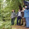 Forstoberrat Christoph Langguth, Herbert Kirsch vom Naturpark Spessart, Schollbrunns Bürgermeister Peter Knobeloch und  Esselbachs Bürgermeister Klaus Hofmann (von links) an einem der vielen Wanderwege im Kreis Main-Spessart. Dieser hier führt von Steinmark zum Schächerloch und von dort zu den Gasthäusern Sylvan beziehungsweise Karlshöhe und Neue Wachenmühle.