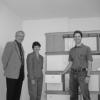 Schreinermeister Michael Bender (rechts) hat den Traditionsbetrieb Schreinerei Leopold in der Schuhstraße in Gerolzhofen gepachtet. Mit im Bild links vor dem Meisterstück Benders Josef Leopold, Eigentümer der Schreinerei, und Bürgermeisterin Irmgard Krammer (Mitte).