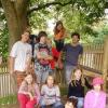 Die Freie Aktive Landschule Blumenwiese in Hendungen darf künftig auch die Sekundarstufe unterrichten. Das Foto zeigt einige Hauptschüler in spe sowie den zukünftigen Leiter Matthias Lerche.
