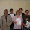 Die besten Absolventen der Einhard-Schule Euerdorf ehrten (von links) Rektorin Ingeborg Parr und Klassenlehrer Peter Moritz: Timo Kaiser, Björn Morper, Ronny Fröhlich und Frank Schneider. Auch Klassenlehrer Burkard Erhard beglückwünschte die Schüler zu ihrem Erfolg.