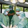 Dr. Herwart Müller, hier im Bild mit Kollegen bei einer Operation, verlässt die Onko-Chirurgie.