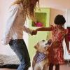Trampolinspringen gehört nicht gerade zu den Lieblingsbeschäftigungen von Therapiehund Linus. Doch der gutmütige Golden Retriever macht auch das mit und lässt sich mit Frauchen Yella Zilch (links) und deren Patientin Sofie auf das Spiel ein. Linus „arbeitet“ in Zilchs logopädischer Praxis in Haßfurt. Ausgebildet wurde der Theraphiehund von der Hundeschule Schwebheim.