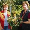 BÜTTHARD (agri)   Bei der Kunsthandwerkerausstellung auf dem historischen Schafhof waren Arbeiten von Marion Christine Schmitt, (dekorative Keramik) zu sehen. Floristik-Dekorationen hat sich Brigitte Jünger (rechts) aus Würzburg als Hobby ausgesucht. Bürgermeister Edwin Gramlich zeigte sich erfreut über das Ambiente des Wohlfühlens, das der Schafhof seinen Besuchern bietet.