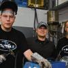 LOHR (KAT)   Gute Auszubildende hat die Firma Mattis GmbH in Lohr immer wieder. Trotzdem: Ein Kammersieger ist nicht jedes Jahr dabei, stellte Geschäftsführer und Inhaber Arno Mattis (Mitte) fest. Deswegen ist er mächtig stolz auf seinen Auszubildenden Florian Wirthmann (links) aus Hofstetten, der jetzt als Geselle weiter bei dem Betrieb arbeitet. Der 21-Jährige wurde erster Kammersieger beim „Leistungswettbewerb des Deutschen Handwerks 2007“. Er ist damit der beste Metallbauer im Handwerk (Fachrichtung Konstruktionstechnik) in Unterfranken. Sein Werkstück beschäftigt sich mit dem Thema „Müllcontainersicherung“. Wirthmann ist nicht der erste Kammersieger, den die Firma Mattis hervorbringt. Seit ihrer Gründung 1968 gab es vier Kammersieger sowie einen zweiten Landessieger und einen Bundessieger. Mit am Erfolg beteiligt war Geselle Marco Sopp (rechts), der Wirthmann unter seine Fittiche nahm.FOTO K. SCHWENDINGEr