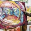 Noch einmal prüft Mirek Bednarsky sein expressives Werk ,,Kontakte". Solche Bilder, die seine Botschaft vermitteln will er in nächster Zeit noch mehr malen und ihnen dann eine eigene Ausstellung widmen.