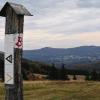 Das rote „B“ des Basaltwegs, einer Extratour von der Kissinger Hütte zum Lösershag, führt über die Wiesen des Feuerbergs – mit Aussicht auf die Rhön-Kaserne oberhalb von Wildflecken.