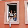 Hafenlohr (ried)   Gut gelaunt waren die Frauen vom Elternstammtisch im Vereins- und Bürgerhaus mit Lappen und Wischer am Werk, um die Fenster wieder blitzblank zu putzen. Erstmals erledigten sie diese Arbeit im Jahr 2000 vor der Eröffnung des renovierten Gebäudes bei der Grundreinigung. Seither sind die fleißigen „Heinzelfrauen“ jedes Jahr ehrenamtlich damit beschäftigt, im Vereins- und Bürgerhaus einen guten Durchblick zu ermöglichen und die Gemeindekasse zu entlasten.