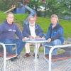 Neu gestaltet wurde der Sulzthaler Kinderspielplatz. Bürgermeister Konrad Weingart (Mitte) dankte Walter Fröhlich (links) für die Spende des Karussells sowie Klaus Keller für die Neugestaltung.