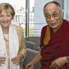 Bundeskanzlerin Angela Merkel (CDU) und der 14. Dalai Lama, Tenzin Gyatso, im Bundeskanzleramt in Berlin.