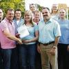 Die Vorstandschaft der Jungen Union Rottendorf: Thomas Eberth überreicht der frisch gebackenen Ortsvorsitzenden Melanie Kuhn das JU-Startpaket. Von links: Sandra Körner, Hans Joachim Schuller, Thomas Eberth, Christoph Denner, Melanie Kuhn, Simon Siedler, Achim Siedler, Bürgermeisterkandidat Robert Geulich, Barbara Hofstetter, Michael Hofstetter und Markus Gruber.