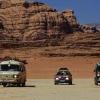Der Fuhrpark des Teams „Globully“ vor den schroffen Gebirgszügen des Wadi Rum in Jordanien. Während der Opel Kadett Combi und der VW-Bus zugunsten der Welthungerhilfe verkauft wurden, übergaben die sechs Teilnehmer aus Unterfranken den Krankenwagen an das Jordan Paralympic Committee in Amman. Das komplett ausgestattete 28 Jahre alte Fahrzeug konnten sie dem Rot-Kreuz-Verband Main-Spessart abkaufen.