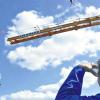 Schweinfurt (sdi)  Auf dem Dach des SKF-Logistikzentrums haben die Arbeiten zur Errichtung einer riesigen Solaranlage begonnen. Auf einer Dachfläche von 18 000 Quadratmetern erzeugen ab November 2009 rund 3600 Module etwa 600 000 Kilowattstunden Solarstrom jährlich. Das wäre ausreichend, um 175 Vier-Personen-Haushalte ein Jahr lang zu versorgen oder um 90 Prozent des jährlichen Energieverbrauchs des SKF-Logistikzentrums abzudecken. Gleichzeitig wird der Ausstoß von Kohlendioxid um 270 Jahrestonnen reduziert. Am gestrigen Mittwoch wurde auf dem Dach ein Turmdrehkran mit einer Ausladung von 75 Metern installiert.