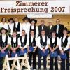 Die Freisprechungsfeier der Zimmerer musste dieses Jahr ohne Junggesellinnen auskommen. Trotzdem genossen die zünftigen Burschen ihren Ehrentag. Hintere Reihe von links: Lukas Ehrmann, Benedikt Pfister, Christoph Leßner, Johannes Ebert, Tobias Kessler. Vordere Reihe von links: Peter Jungklaus, Philipp Stegmair, Martin Stumpf, Sven Langer, Tobias Dürr, Jan Köberlein, Philipp Schwenke, Daniel Böhm und Bernd Bergmann. Auf dem Bild fehlt Sebastian Büttner, da er bereits in Kanada arbeitet. Zufrieden mit dem Ausbildungsjahrgang waren auch der Obermeister Hermann Lang (hintere Reihe Erster von rechts) , der stellvertretende Obermeister Josef Kilian Feser (Dritter von rechts) und der Verbandspräsident des Bayerischen Zimmerer- und Holzbaugewerbes Georg König (Zweiter von rechts).