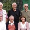 Remlingen (cs)   Die Gründungsmitglieder des Tennisclubs freuen sich über das 25-jährige Bestehen (hinten von links): Vorsitzender Engelbert Pawlik, Manfred Sitzmann, Artur Häuslein, Dietmar Korzendorfer, Edmund Wehr; (vorne von links): Karl-Heinz Haak, Dieter Wengel, Gisela Hellwig, Dr. Ahmed Mandour. Pawlik ließ 25 Jahre Vereinsgeschichte Revue passieren und vergaß auch nicht, auf den Mitgliederschwund hinzuweisen. Herzlich dankte der Vorsitzende den ehrenamtlich tätigen Mitgliedern. „Ihr Einsatz für das Gemeinwohl ist tugendhaft.“ Pawlik erklärte die Initiative Schule und Verein, in der Kinder der ersten Klassen zwei Jahre lang kostenfrei mit Übungen und Geschicklichkeitsspielen an das Tennisspielen herangeführt werden, um so neue Mitglieder zu werben.