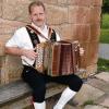 Beim Rhöner Sänger- und Musikantentreffen am Samstag in Oberfladungen spielt auch Helmut Handwerker aus Unterelsbach auf.