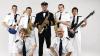 Schweinfurt (ann)   „Captain Cook und seine singenden Saxophone“, Sieger im deutschen Vorentscheid zum Internationalen Grand-Prix-Finale der Volksmusik 2006, gastieren am Donnerstag, 11. Oktober um 20 Uhr in der Stadthalle. „Absolute Unbeschwertheit“ zeichne ihren „typischen und unverkennbaren Saxophon-Sound“ aus, so die Ankündigung. Die Band interpretiert Instrumental-Melodien volksnah, kommuniziert mit den Konzertbesuchern und wagt auch einmal ein Tänzchen. Produzent Günther Behrle („Patrona Bavariae“) hat für die Mannschaft südländische Leichtigkeit zum Vorbild genommen und für das neue Album flotte, beschwingte Lieder ausgewählt. Von der berühmten „Sommernacht in Rom“, „Marina“ von Rocco Granata, dem Klassiker „O sole mio“ über „Rote Rosen, rote Lippen, roter Wein“ bis hin zu „Napoli“ und den legendären „Caprifischern“ – das verbindende Thema ist der sonnige Süden. Für das aktuelle Album hat Behrle zwei traditionelle Weisen neu bearbeitet. „Il silenzio“ und „Tiritomba“ erklingen gleichermaßen neuartig und dennoch vertraut. „Gondoli, Gondola“ hat Günther Behrle dem Captain und seinen Jungs quasi auf den Leib geschrieben. Weitere Infos unter www.star-concerts.de. Karten im Vorverkauf für 26,95 bis 33 Euro im Zeughaus, TEL (0 97 21) 54 88 19, in der Stadthalle und bei allen bekannten Vorverkaufsstellen.