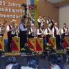 74 Jahre und kein bisschen leise: Mit äußerster Präzision und knappen, gezielten Bewegungen hatte Robert Payer seine „Original Burgenlandkapelle“ voll im Griff.