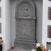 (Grab-)Stein des Anstoßes: Dass die alten Grabsteine früherer Lohrer Priester innerhalb des Lohrer Friedhofes versetzt wurden, stößt auf teils heftige Kritik.