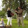 Am so genannten Sauberg hat das Verwalterehepaar von Naturland-Gut Obbach, Petra Sandjohann und Bernhard Schreyer, in den vergangenen Jahren neue Obstbäume in die alte Streuobstwiese gepflanzt. Die dunkelroten Früchte des Roten Herbstkavills schmecken, wie man sieht, auch der kleinen Tochter Katharina. Das Thema Streuobstwiese wird den Sonntag beherrschen, wenn im Rahmen der Bayerischen Öko-Erlebnistage von 14.30 bis 18 Uhr ein großes Programm geboten wird.